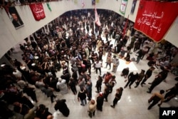 Pendukung ulama Irak Moqtada Sadr, berunjuk rasa di dalam gedung parlemen Irak di Zona Hijau keamanan tinggi ibu kota Baghdad, 1 Agustus 2022. (AHMAD AL-RUBAYE / AFP)