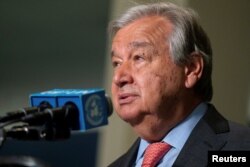 안토니우 구테흐스 유엔 사무총장이 1일 미국 뉴욕 핵확산금지조약(NPT) 평가회의 현장에서 취재진과 환담하고 있다.