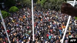 Ribuan demonstran anti-pemerintah menyerbu ke kantor Perdana Menteri Sri Lanka Ranil Wickremesinghe Rabu 13 Juli, beberapa jam setelah ia ditunjuk sebagai penjabat presiden di Kolombo (foto: dok). 