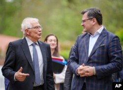 Joseph Borrell, kiri, Perwakilan Tinggi UE untuk Urusan Luar Negeri dan Kebijakan Keamanan, dan Dmytro Kuleba, Menteri Luar Negeri Ukraina, kanan, bertemu untuk pembicaraan bilateral di Jerman, Jumat, 13 Mei 2022. (Foto: via AP)