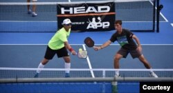 Hendry Winarto (kiri) bermain pickleball dalam kejuaraan APP Tour yang diadakan Asosiasi Profesional Pickleball di Delray Beach, Florida. Photo by Scott Kufus.