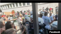 Građani u sukobu sa pripadnicima obezbeđenja i policijom ispred Skuopštine Vojvodine, pred usvajanje Generalnog urbanističkog plana, 21. jula 2022. (Fejsbuk stranica "Ne davimo Beograd", greb video snimka)