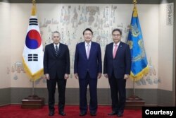 필립 골드버그(왼쪽) 주한 미국 대사와 윤석열(가운데) 한국 대통령, 박진 외교부 장관이 29일 용산에서 신임장 제정식을 열어 기념촬영하고 있다. (한국 대통령실 제공)