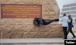 파트리스 탈롱(왼쪽) 베냉 대통령이 지난달 30일 최대 도시 코토누 시내 동상 제막식에서 천을 벗기고 있다. (베냉 대통령실 트위터)