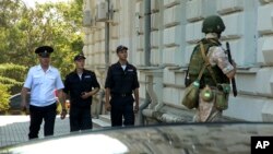  Arhiv - Ruski vojnik ispred sjedišta ruske Cromorske flote u Seavstopolju na Krimu (Foto: AP)