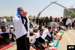 Pendukung ulama Irak Moqtada Sadr berkumpul untuk salat Jumat di Zona Hijau, zona keamanan tinggi di ibu kota Irak, Baghdad, 5 Agustus 2022. (Ahmad Al-Rubaye / AFP)