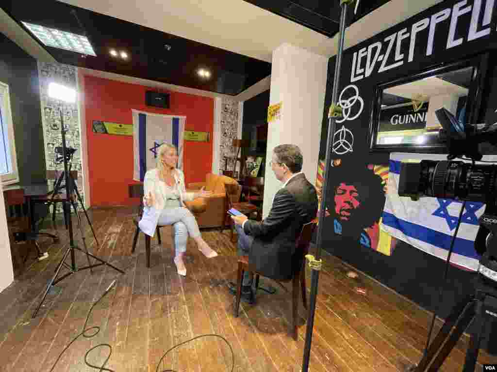 پشت صحنه یکی از مصاحبه&zwnj;های سیامک دهقانپور، خبرنگار صدای آمریکا، در اسرائیل&nbsp;