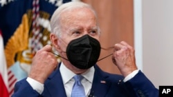 រូប​ឯកសារ៖ ប្រធានាធិបតី​សហរដ្ឋ​អាមេរិក​លោក Joe Biden ដោះម៉ាស់​ខណៈ​លោក​មក​ដល់​កន្លែង​ថ្លែង​​នៅ​សេតវិមាន​ កាល​ពី​ថ្ងៃ​ទី​២៨ ខែ​កក្កដា​ឆ្នាំ​២០២២។