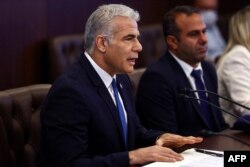 Perdana Menteri Israel Yair Lapid berpidato dalam rapat kabinet di kantornya di Yerusalem pada 24 Juli 2022. (Foto: AFP)