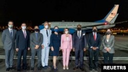 نانسی پلوسی (نفر چهارم از راست) و هیات همراه از مجلس نمایندگان ایالات متحده پس از فرود در تایوان و استقبال وزیر خارجه تایوان، جوزف وو (نفر دوم از چپ)