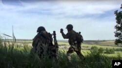 នៅ​ក្នុង​រូបថត​ផ្តល់​ឱ្យ​ដោយ​ក្រសួង​ការពារជាតិ​រុស្ស៊ី​កាល​ពី​ថ្ងៃ​ទី​២០ ខែ​កក្កដា ឆ្នាំ​២០២២ ទាហាន​រុស្ស៊ី​បាញ់​គ្រាប់​កាំភ្លើង​ត្បាល់​​ចេញ​ពី​ទីតាំង​មិន​បញ្ជាក់​មួយ​កន្លែង​​នៅ​ក្នុង​ទឹកដី​អ៊ុយក្រែន។