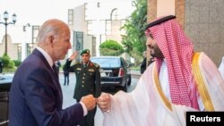 Američki predsednik Džo Bajden pozdravlja se dodirom pesnica sa saudijskim prestolonaslednikom Mohamedom Bin Salmanom u Džedi, u Saudijskoj Arabiji, 15. jula 2022.