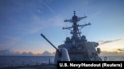 Kapal perusak berpeluru kendali kelas Arleigh Burke USS Benfold (DDG 65), yang dikerahkan ke wilayah operasi Armada ke-7AS, melakukan operasi yang sedang berlangsung di Laut China Selatan, dalam foto yang dirilis pada 13 Juli 2022. (Angkatan Laut AS/ Handout via REUTERS)