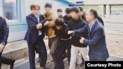 한국 통일부는 지난 2019년 11월 판문점에서 탈북어민 2명을 북한으로 송환하던 당시 촬영한 사진을 12일 공개했다. 사진 = 통일부.