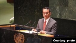 Dirjen Kerjasama Multilateral Kemlu RI Tri Tharyat memaparkan “Indonesian Paper” yang mendorong pemusnahan senjata nuklir dalam forum PBB di New York, AS, Selasa (2/8). (courtesy: Kemlu RI)