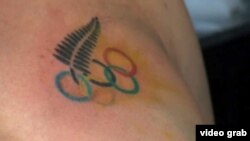 Tato berbentuk cincin lambang Olimpiade ditorehkan di kulit banyak atlet dan penggemar Olimpiade di London. (Foto: VOA)