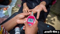 Ilustrasi - Seorang penderita diabetes tengah memeriksa kadar gula dengan glukometer di Narsingdi, Bangladesh. 