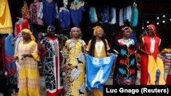 Des femmes devant un magasin dans le quartier d'Adjamé à Abidjan en Côte d'Ivoire.