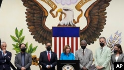 낸시 펠로시(가운데) 미 하원의장이 의회대표단과 함께 5일 일본 도쿄에서 기자회견하고 있다. 맨 왼쪽은 람 이매뉴얼 주일 미국 대사.