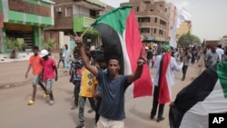 Des manifestants soudanais descendent dans la rue pour réclamer un régime civil et dénoncer l'administration militaire, à Khartoum, au Soudan, le 31 juillet 2022.
