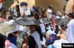 نماز جمعه طرفداران مقتدی صدر در میدان رژه نظامی دوره صدام حسین. ۵ اوت ٢٠٢٢