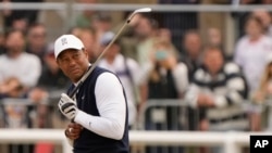 Tiger Woods usai melakukan pukulan di hole 1 pada putaran pertama kejuaraan golf British Open di Old Course di St. Andrews, Skotlandia, Kamis, 14 Juli 2022. (Foto: AP)