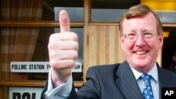 Politisi Irlandia Utara David Trimble meninggalkan tempat pemungutan suara di Lisburn, Irlandia Utara, pada 5 Mei 2005, setelah menggunakan hak pilihnya dalam pemilu negara tersebut. (Foto: AP/Peter Morrison)