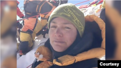 افسانه حسامی‌فرد، اولین زن ایرانی فاتح قله کی۲ (عکس از ویدیوی موجود در اینستاگرام افسانه حسامی‌فرد) 