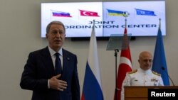 27일 터키('튀르키예'로 국호 변경) 이스탄불에서 진행된 곡물 수출 관리 합동조정센터(JCC) 개관식에서 훌루시 아카르(왼쪽) 터키 국방장관이 연설하고 있다. 