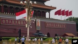 Bendera nasional Indonesia dan China dikibarkan bersama di dekat potret Mao Zedong di Gerbang Tiananmen, Beijing, Senin, 25 Juli 2022. (AP/Ng Han Guan)