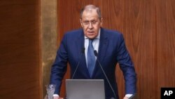 Dalam foto yang dirilis oleh Kemlu Rusia, Menteri Luar Negeri Rusia Sergey Lavrov berbicara di depan forum Liga Arab di Kairo, Mesir, Minggu, 24 Juli 2022. (Layanan Pers Kemlu Rusia via AP)