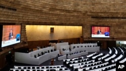 PM Thailand Prayuth Chan-ocha menjawab pertanyaan dalam debat di Parlemen di Bangkok, Thailand, Selasa, 19 Juli 2022. Partai-partai oposisi Thailand pada hari Selasa memulai debat terkait tidak percaya yang menargetkan Prayuth dan sepuluh anggota kabinetnya.(AP/Sakchai Lalit)