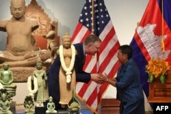 រូបឯកសារ៖ ឧបការីរដ្ឋមន្រ្តីក្រសួងការបរទេសសហរដ្ឋអាមេរិកទទួលបន្ទុកកិច្ចការអាស៊ីបូព៌ា និងប៉ាស៊ីហ្វិក លោក Daniel J. Kritenbrink ចាប់ដៃស្វាគមន៍រដ្ឋមន្ត្រីក្រសួងសិល្បៈនិងវប្បធម៌កម្ពុជាអ្នកស្រី ភឿង សកុណា នៅក្នុងពិធីប្រគល់វត្ថុបុរាណដែលត្រូវបានលួចចេញពីកម្ពុជា ឲ្យមកកម្ពុជាវិញនៅសារមន្ទីរជាតិកម្ពុជា ក្នុងរាជធានីភ្នំពេញ កាលពីថ្ងៃទី ១៣ ខែកក្កដា ឆ្នាំ ២០២២។