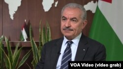 PM Palestina Mohammad Shtayyeh saat diwawancarai Kepala Biro Gedung Putih VOA, Patsy Widakuswara.