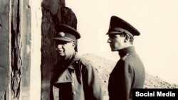 شاهزاده محمدرضا پهلوی در دوران ولیعهدی در کنار پدرش رضا شاه پهلوی