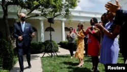 Predsednik Bajden sa osobljem Bele kuće po izlasku iz izolacije zbog kovida, 27. jula 2022. 