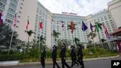 Petugas keamanan berjalan di luar hotel tempat Pertemuan Menteri Luar Negeri ASEAN ke-55 (AMM ke-55) berlangsung di Phnom Penh, Kamboja, Selasa, 2 Agustus 2022. (Foto: AP)