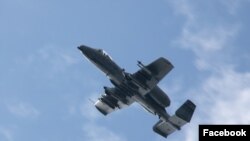 지난달 27일 한국 강원도 필승사격장에서 주한미특전사령부 주관 훈련중 미공군 제51 항공단 25 전투비행대대 소속 A-10 썬더볼트가 실사격 근접항공지원을 수행하고 있다. (주한미특전사령부 페이스북)