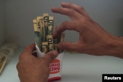 Karangan bunga bertema kentang goreng yang terbuat dari uang kertas dolar AS di sebu)