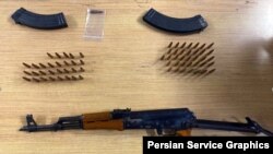یک قبضه اسلحه کلاشنیکف به همراه دوخشاب و مقادیری گلوله که از خودروی مهدی‌اف توسط پلیس نیویورک ضبط و مصادره شده است
