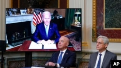 因新冠病毒反弹而在恢复期间接受隔离的拜登总统通过视频连线参加在白宫大院艾森豪威尔行政大楼举行的一次会议。(2022年8月3日)