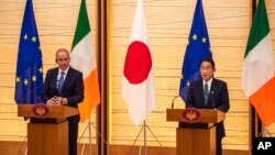 기시다 후미오 일본 총리(오른쪽)와 미홀 마틴 아일랜드 총리가 20일 도쿄에서 회담했다.