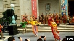 Tarian Bali mengiring penampilan angklung (VOA/Puspita).