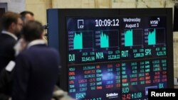 Informasi pasar global di lantai perdagangan bursa New York Stock Exchange (NYSE) di Manhattan, New York City, AS, 3 Agustus 2022. (REUTERS/Andrew Kelly)