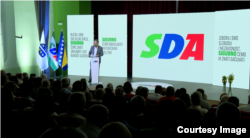 Bakir Izetbegović na tribini u Hadžićima. (Foto: SDA)