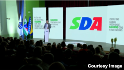 Bakir Izetbegović na tribini u Hadžićima. (Foto: SDA)