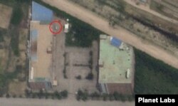 승합차로 보이는 차량이 과거 명진전자가 운영됐던 건물 앞에서 포착됐다. 자료=Planet Labs