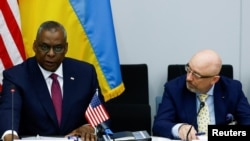 로이드 오스틴(왼쪽) 미 국방장관과 올렉시 레즈니코우 우크라이나 국방장관이 지난해 6월 벨기에 브뤼셀 북대서양조약기구(NATO·나토) 본부에서 열린 우크라이나방위연락그룹(UDCG) 회의에 참석하고 있다. 