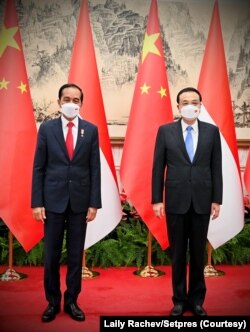 Presiden Joko Widodo dan Perdana Menteri China Li Keqiang berfoto bersama saat pertemuan di Beijing, China, 26 Juli 2022. (Foto: via Reuters)