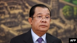 រូបឯកសារ៖ លោកនាយករដ្ឋមន្ត្រី ហ៊ុន សែន នៅក្នុងជំនួបជាមួយរដ្ឋមន្ត្រីការបរទេសរុស្ស៊ី នៅវិមានសន្តិភាព ក្នុងរាជធានីភ្នំពេញ កាលពីថ្ងសទី ៤ ខែសីហា ឆ្នាំ ២០២២។ (Photo by HANDOUT / RUSSIAN FOREIGN MINISTRY / AFP)